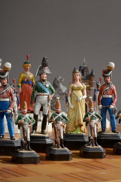 null Jeu d'échec "Austerlitz" 1805. 
32 figurines en plomb peint et plateau en placage...