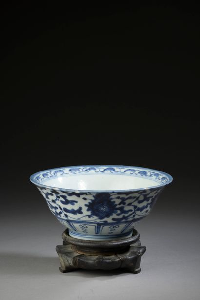 CHINE - XIXe siècle. 
Coupe en porcelaine...