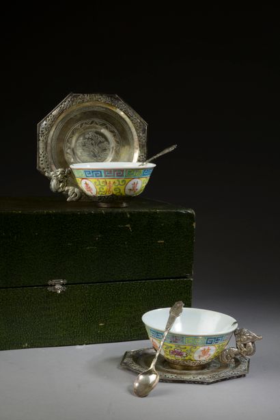 CHINE - Vers 1900.
Deux bols en porcelaine...