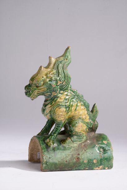 null CHINE - Dynastie MING (1368-1644).
Tuile faîtière en grès émaillé vert et jaune...