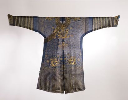 CHINE - XIXe siècle.
Robe jifu en gaze de...