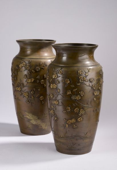 null JAPON - XIXe siècle.
Paire de vases renflés en bronze patiné à décor de branchages...
