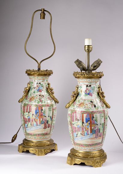 CHINE, Canton - XIXe siècle. 
Paire de vases...