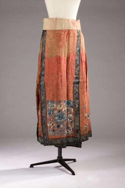 CHINE - Vers 1900.
Jupe en soie rouge à décor...