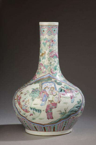 CHINE, Canton - XIXe siècle. 
Vase bouteille...
