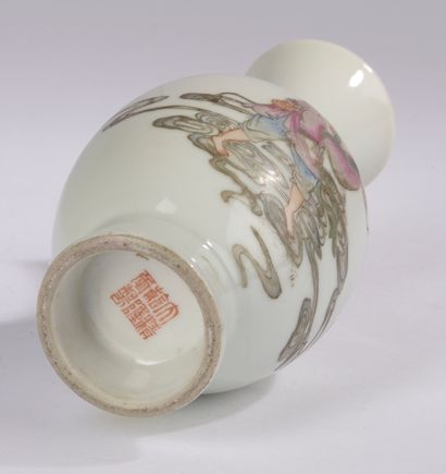 null CHINE - Époque de la République - MINGUO (1912-1949).
Vase en porcelaine émaillée...