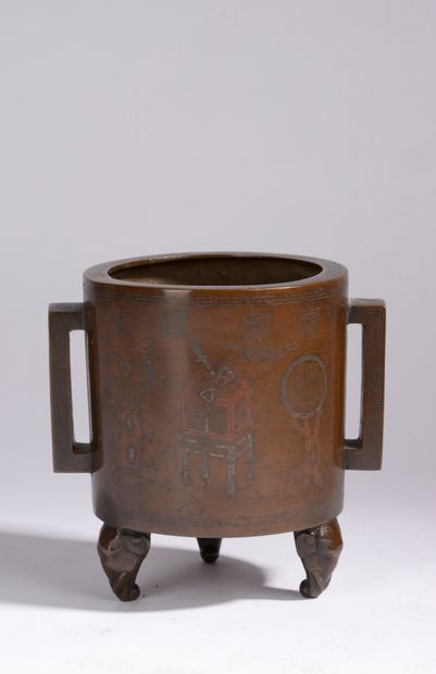 null INDOCHINE - Vers 1900.
Brûle-parfum tripode de forme cylindrique en bronze incrusté...