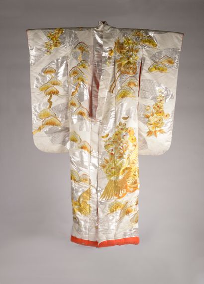 JAPON - XXe siècle.
Kimono en soie beige...