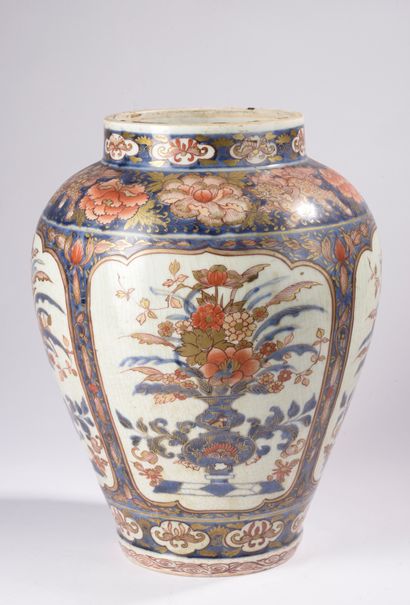 JAPON - XIXe siècle. 
Vase balustre en porcelaine...