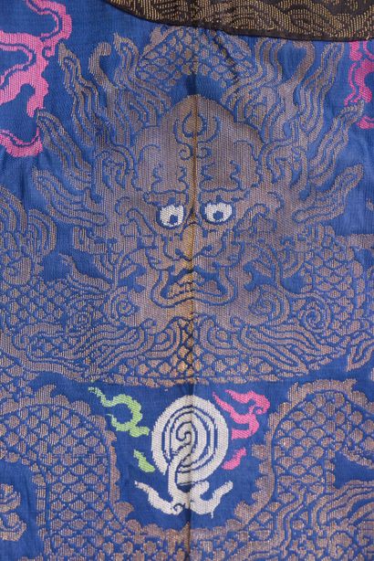 null CHINE - Vers 1900. 
Robe jifu en soie damassée bleu à décor polychrome de neuf...