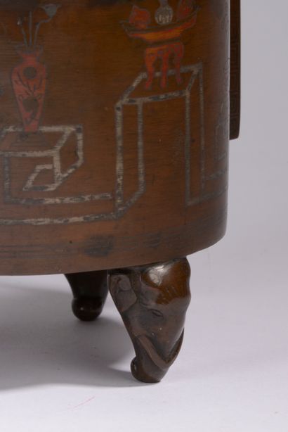 null INDOCHINE - Vers 1900.
Brûle-parfum tripode de forme cylindrique en bronze incrusté...