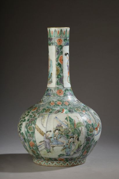 null CHINE - Fin du XIXe siècle ou début du XXe siècle. 
Vase bouteille en porcelaine...