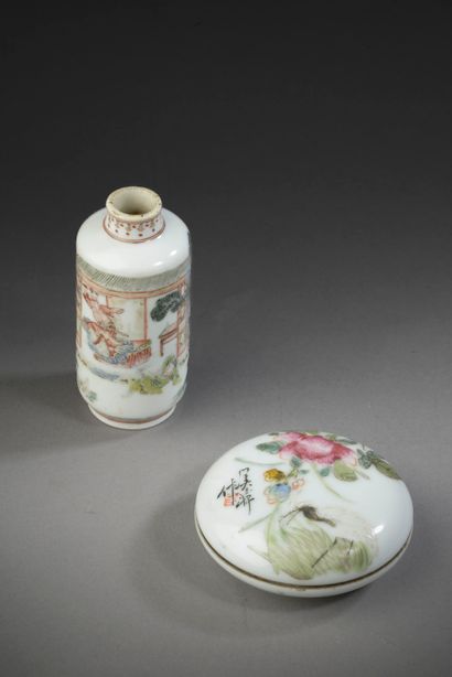 CHINE - XXe siècle.
Tabatière en porcelaine...