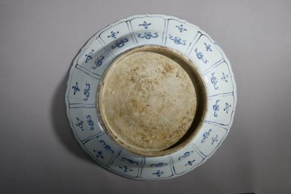 null CHINE - XIXe siècle.
Grand plat creux festonné, à décor en bleu sous couverte...