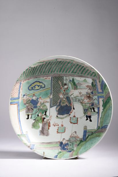 null CHINE - Epoque KANGXI (1662-1722).
Grand plat en porcelaine à décor de la famille...