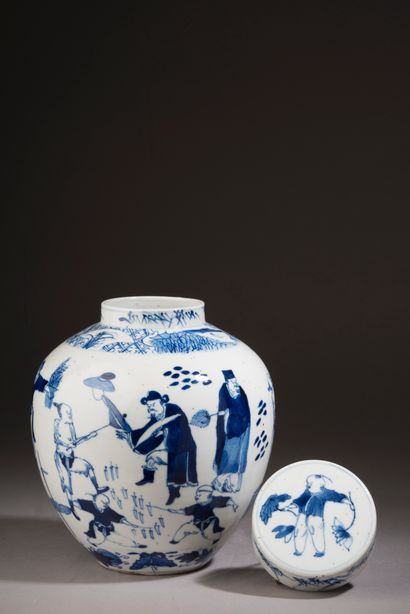 null CHINE - début XXe siècle.
Pot couvert en porcelaine à décor de personnages,...