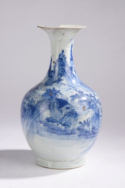 null CHINE - XIXe siècle.
Vase de forme balustre à col évasé (manques) en porcelaine...