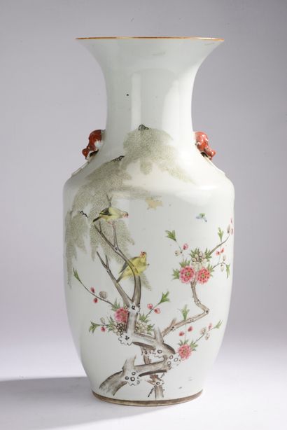 null CHINE - Epoque de la République - MINGUO (1912-1949).
Vase de forme balustre...