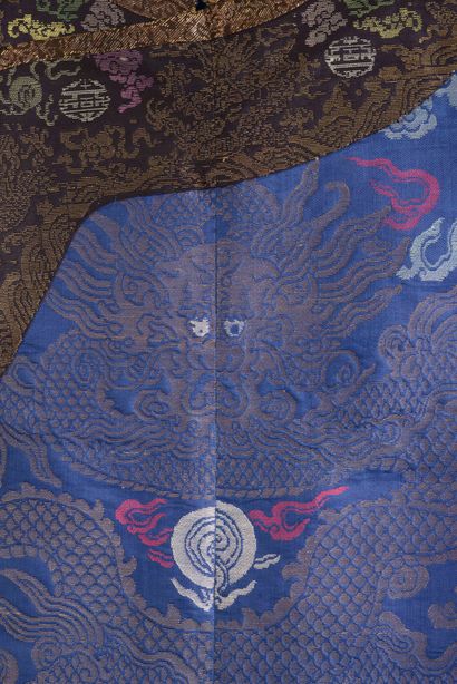 null CHINE - Vers 1900. 
Robe jifu en soie damassée bleu à décor polychrome de neuf...