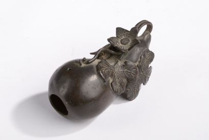 null CHINE - XIXe siècle. 
Vase en bronze patiné à décor de taoties (accidents et...