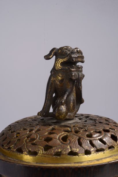 null CHINE - Époque KANGXI (1662-1722).
Brûle-parfum tripode en bronze partiellement...