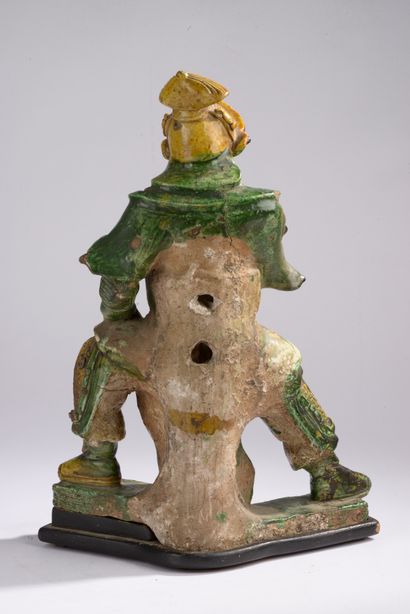 null CHINE - Dynastie MING (1368-1644).
Statuette de gardien de temple en grès émaillé...