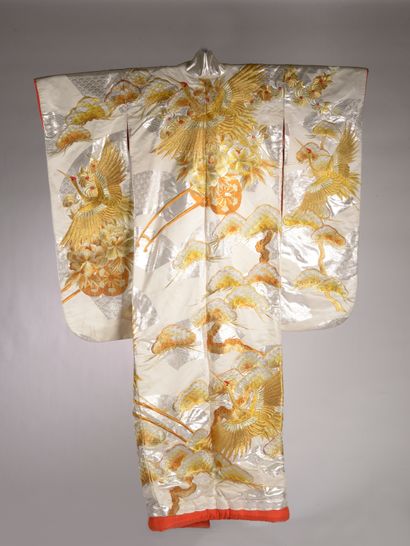 null JAPON - XXe siècle.
Kimono en soie beige à décor brodé de fils polychromes de...