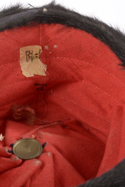 null CHINE - Vers 1900.
Chapeau de mandarin en fourrure noire, surmonté d’ un ornement...