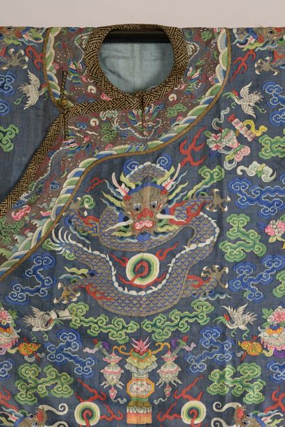null CHINE - XIXe siècle.
Robe jifu en kesi bleu à décor de neuf dragons pourchassant...