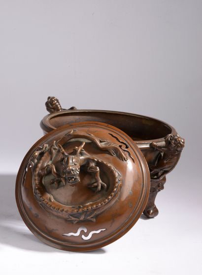 null INDOCHINE - Vers 1900.
Brûle-parfum tripode en bronze incrusté de fils d'argent...