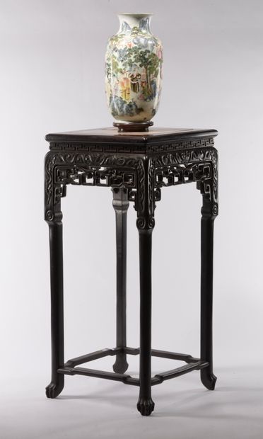 null CHINE - XIXe siècle.
Vase de forme rouleau en porcelaine émaillée polychrome...