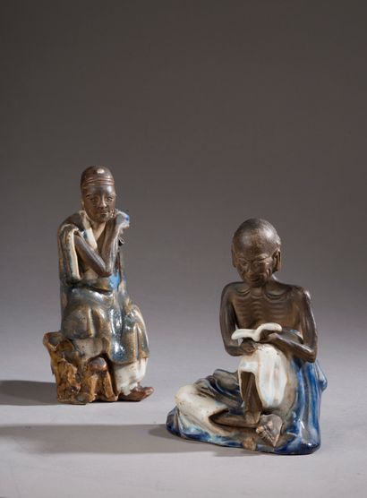 null CHINE - XXe siècle.
Ensemble de deux statuettes en grès émaillé figurant des...