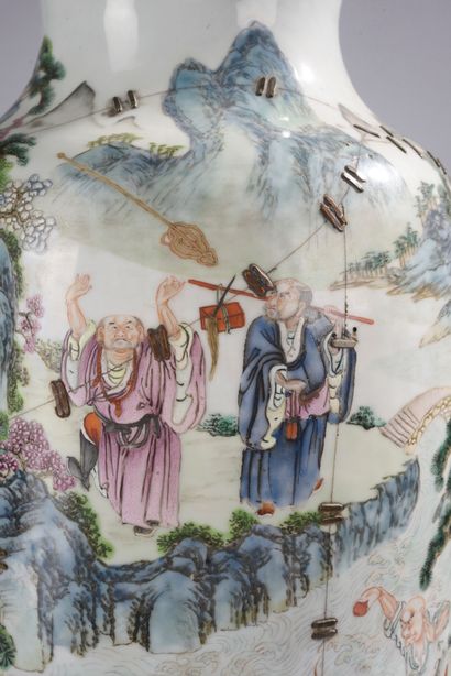 null CHINE - XIXe siècle.
Vase de forme rouleau en porcelaine émaillée polychrome...