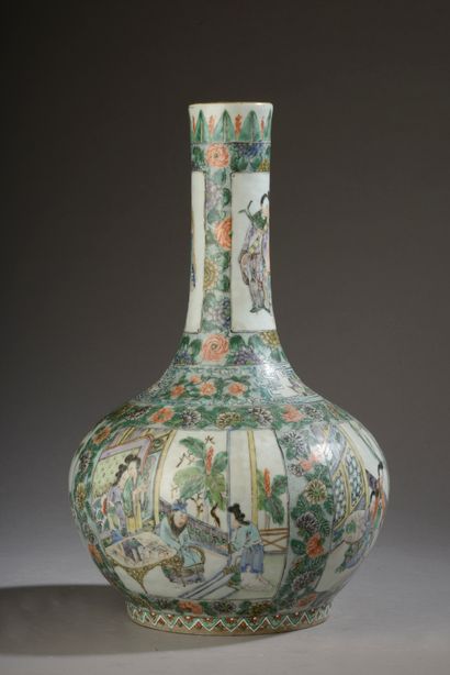 null CHINE - Fin du XIXe siècle ou début du XXe siècle. 
Vase bouteille en porcelaine...