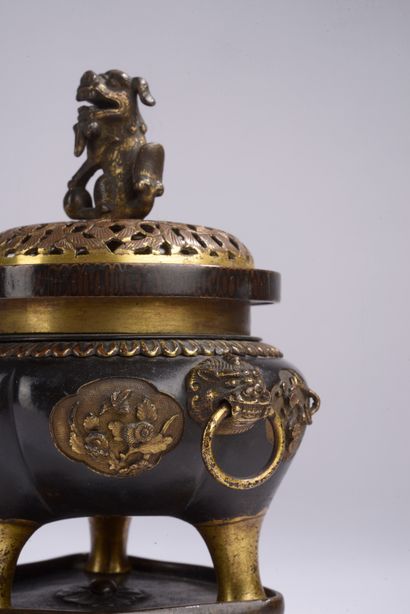 null CHINE - Époque KANGXI (1662-1722).
Brûle-parfum tripode en bronze partiellement...