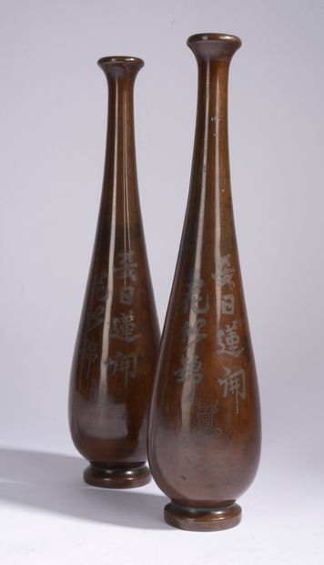 null INDOCHINE - Vers 1900.
Paire de vases à long col en bronze incrusté d'argent...