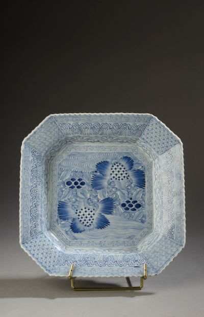 null CHINE - XXe siècle.
Plat carré en porcelaine à décor en bleu de motifs géométriques...