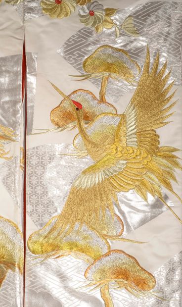 null JAPON - XXe siècle.
Kimono en soie beige à décor brodé de fils polychromes de...