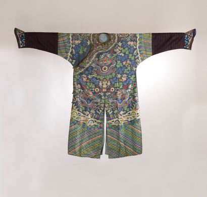 CHINE - XIXe siècle.
Robe jifu en kesi bleu...