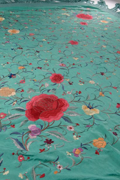 null CHINE, Canton - Vers 1900. 
Châle à franges en soie turquoise à décor brodé...