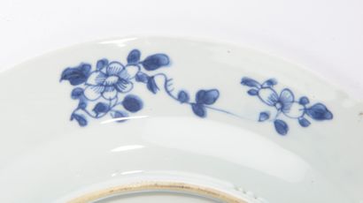 null CHINE - XVIIIe siècle.
Plat en porcelaine décorée en bleu sous couverte de jeunes...