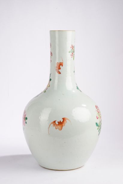 null CHINE - Époque de la République - MINGUO (1912-1949).
Vase de forme bouteille...