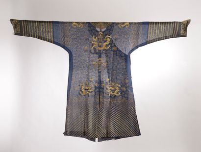 null CHINE - XIXe siècle.
Robe jifu en gaze de soie bleue brodée aux fils dorés de...