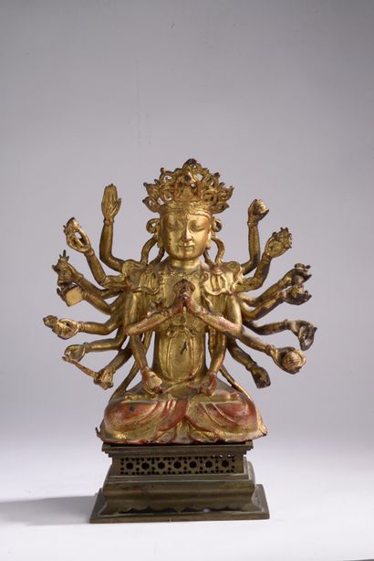 null CHINE - Dynastie MING (1368-1644).
Statuette d'Avalokitésvara à dix-huit bras...