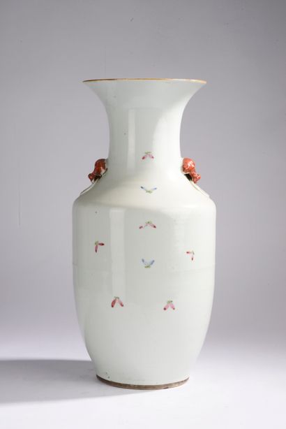 null CHINE - Epoque de la République - MINGUO (1912-1949).
Vase de forme balustre...