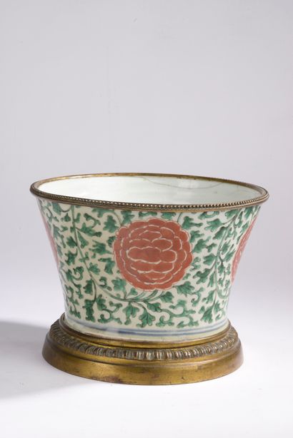 null CHINE - Epoque KANGXI (1662-1722).
Base de vase en porcelaine décorée en rouge...