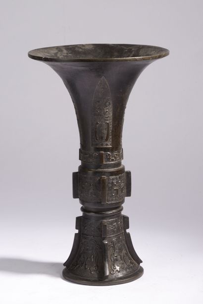 null CHINE - XVIIIe/XIXe siècle.
Vase de forme "gu" en bronze à patine brune à décor...