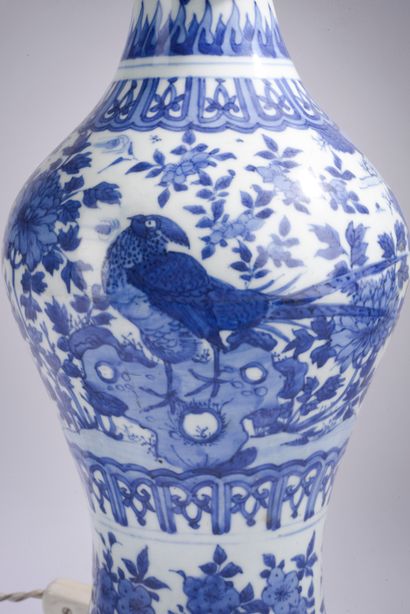 null CHINE - XVIIIe siècle.
Vase balustre en porcelaine décorée en bleu sous couverte...