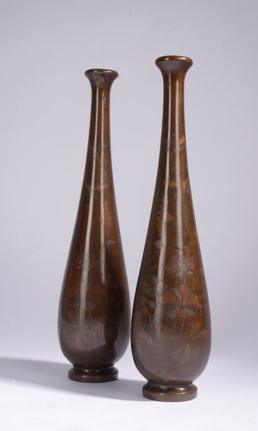 null INDOCHINE - Vers 1900.
Paire de vases à long col en bronze incrusté d'argent...