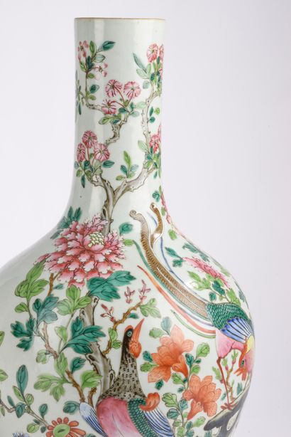 null CHINE - Époque de la République - MINGUO (1912-1949).
Vase de forme bouteille...